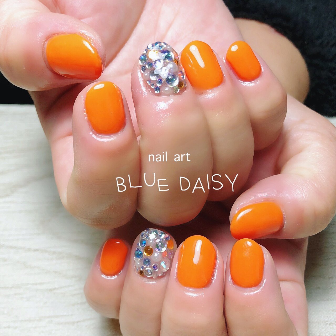 オールシーズン シンプル ビジュー ワンカラー オレンジ Blue Daisyのネイルデザイン No ネイルブック