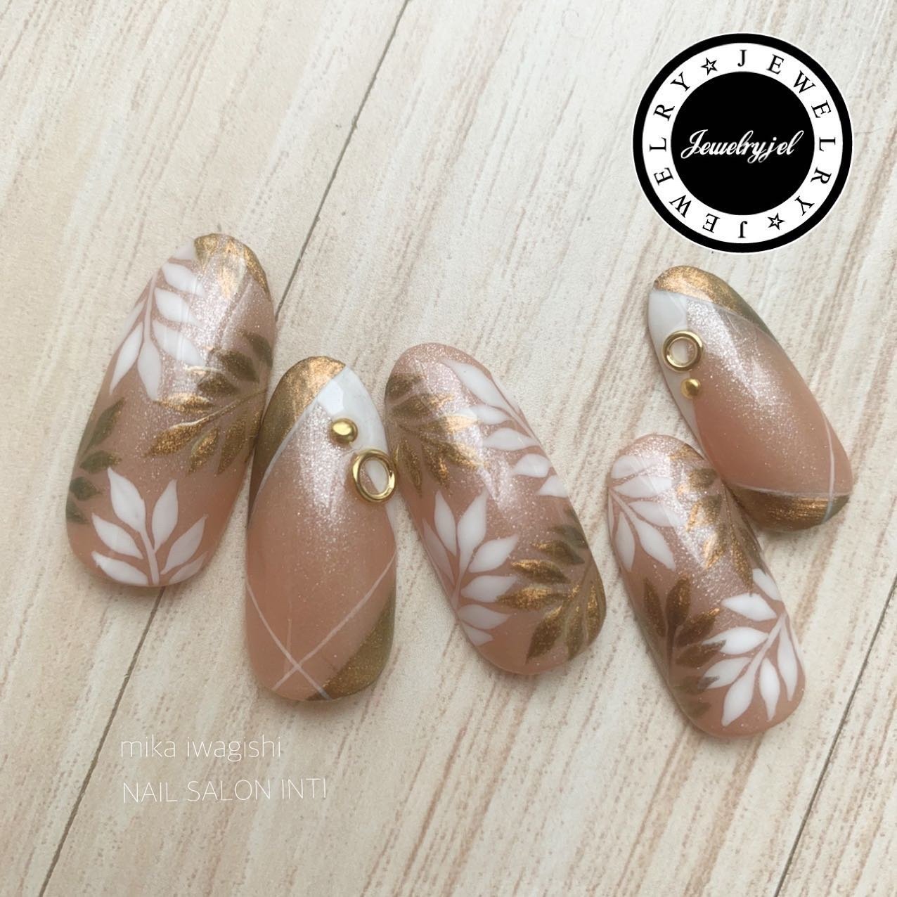 夏 秋 オールシーズン 旅行 変形フレンチ Nailsalon Inti 岩岸美華 のネイルデザイン No ネイルブック