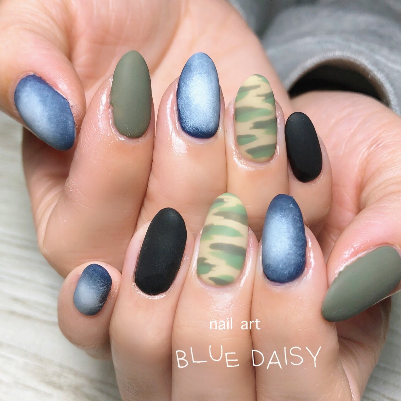 オールシーズン デニム マット カモフラージュ グリーン Blue Daisyのネイルデザイン No ネイルブック