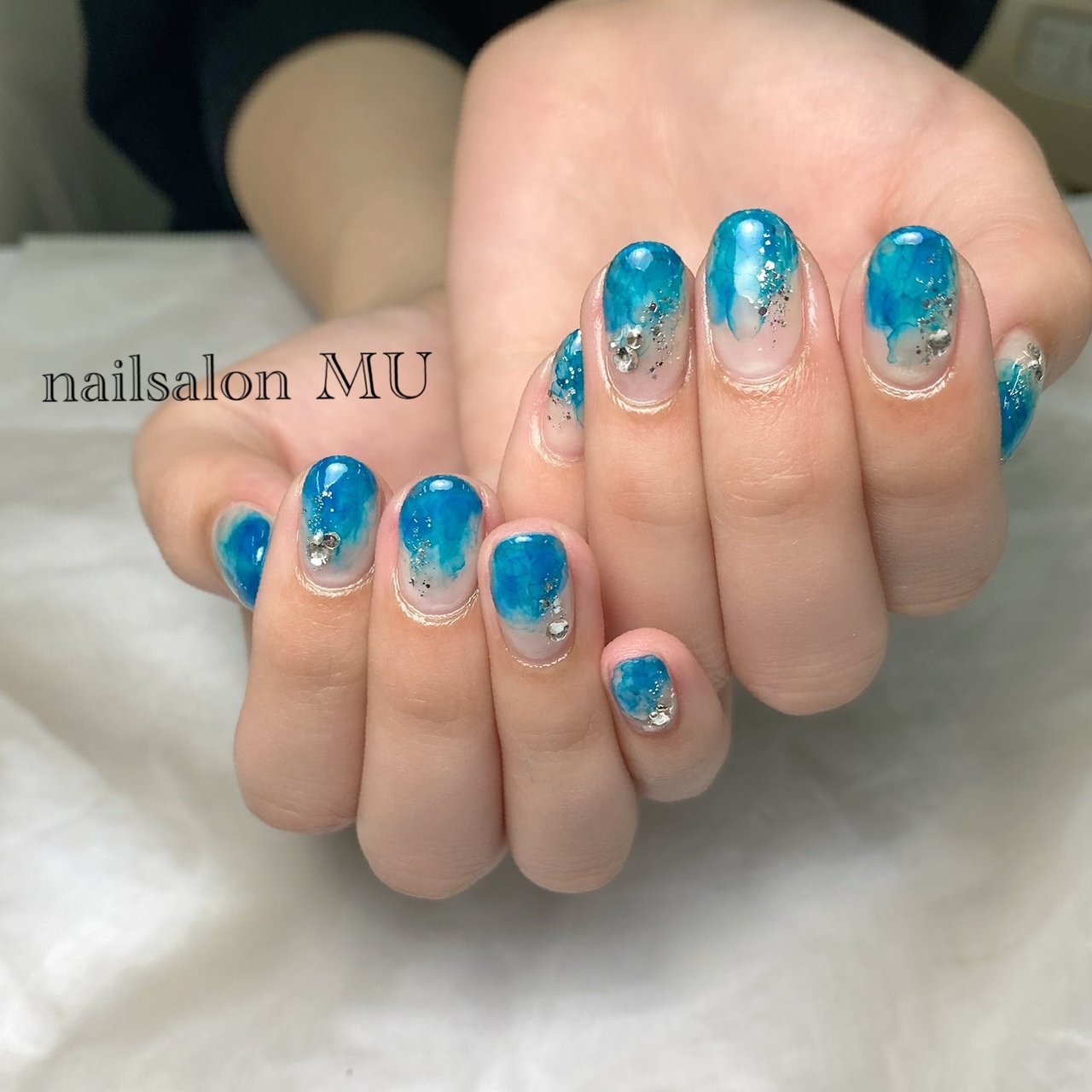 ビジュー ラメ たらしこみ 水色 ブルー Nailsalon Mu ミウ のネイルデザイン No ネイルブック