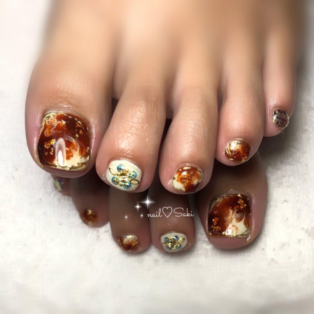 オールシーズン フット ベージュ ブラウン ゴールド Nail Sakiのネイルデザイン No ネイルブック