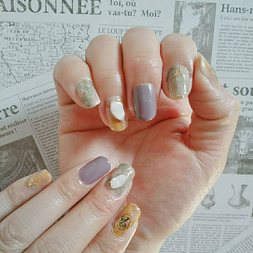 ビジュー 大理石 イエロー グリーン グレージュ Pomのネイルデザイン No ネイルブック