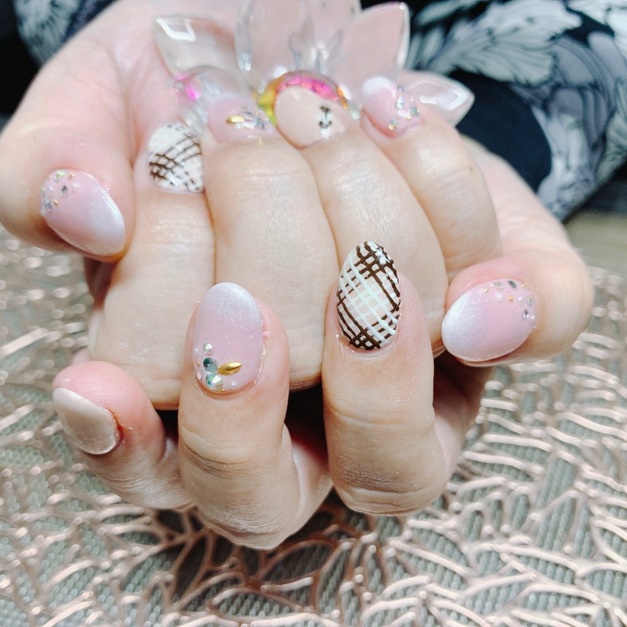 冬 バレンタイン ハンド グラデーション バイカラー Nail Salon Lotus ゆかのネイルデザイン No ネイルブック