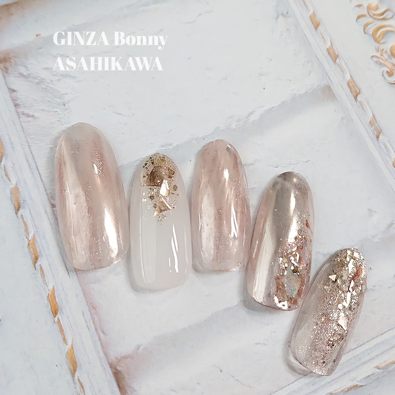 ハンド ホログラム ラメ ミラー グレージュ Ginza Bonny旭川店のネイルデザイン No ネイルブック