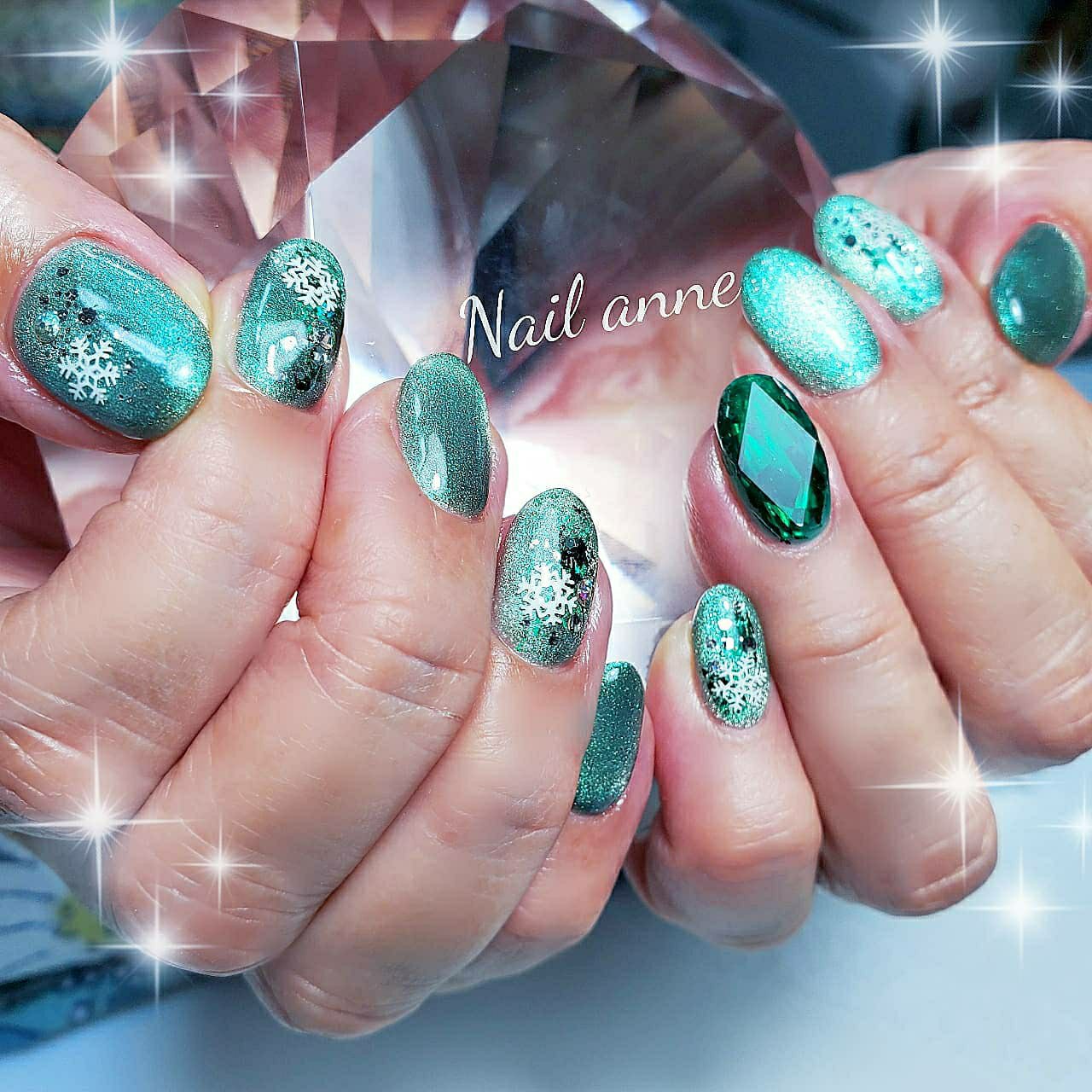 オールシーズン ハンド ビジュー ショート グリーン Nail Anneのネイルデザイン No ネイルブック