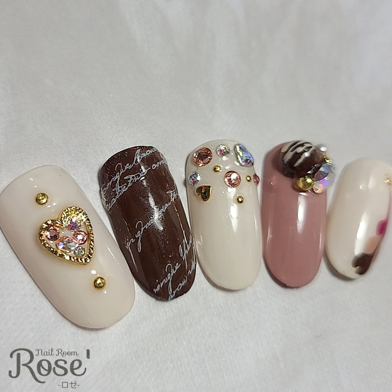 冬 バレンタイン ハンド ワンカラー ビジュー 三軒茶屋 Rose のネイルデザイン No ネイルブック