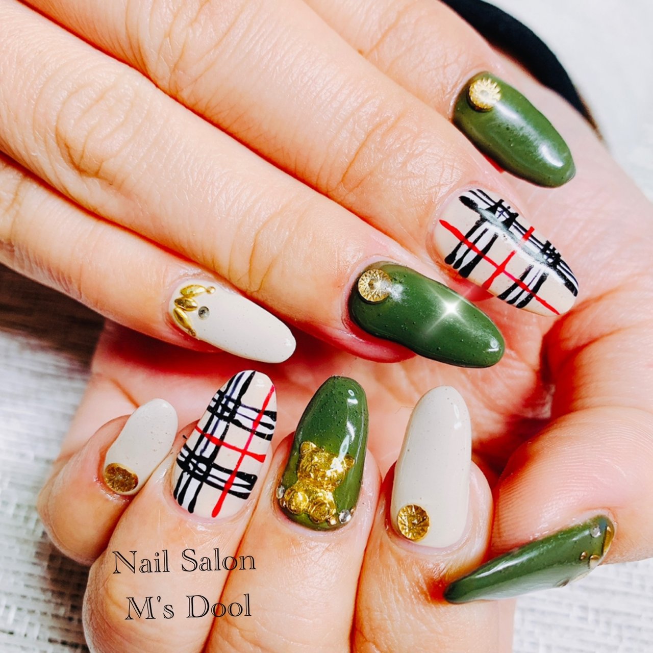 ハンド ワンカラー ビジュー チェック ブランド柄 M S Doolのネイルデザイン No ネイルブック
