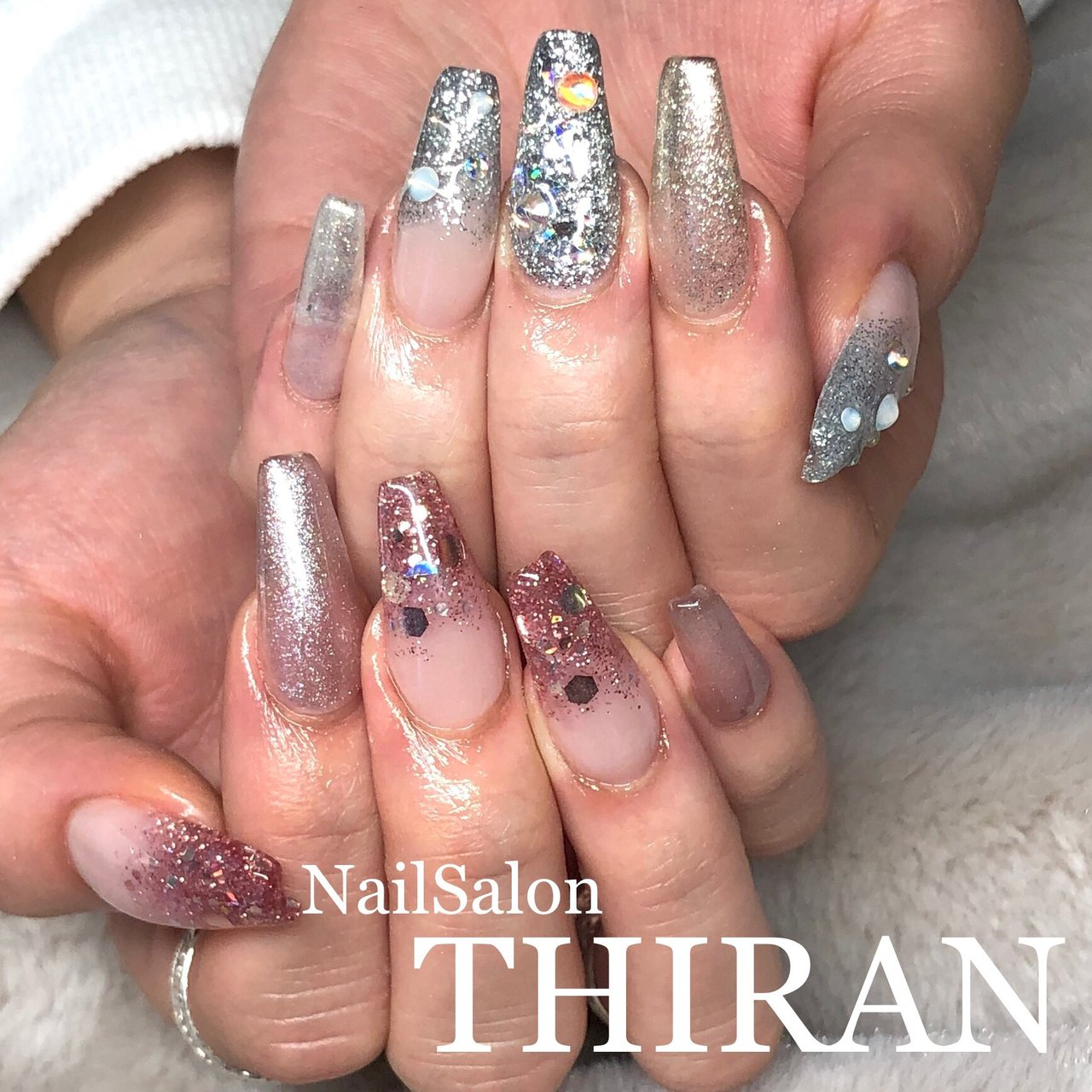 オールシーズン ハンド グラデーション ビジュー ラメ Nailsalon Thiranのネイルデザイン No ネイルブック