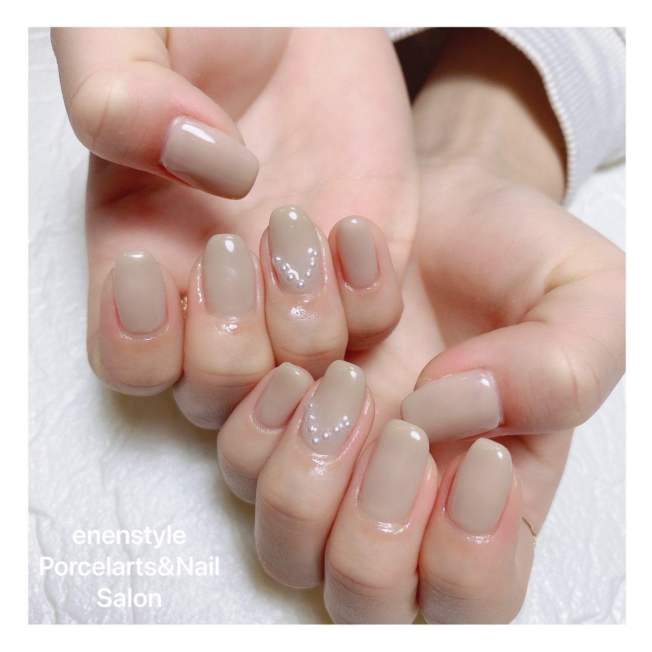 ワンカラー パール ベージュ グレージュ Enenstyle Porcelarts Nail Salonのネイルデザイン No ネイルブック