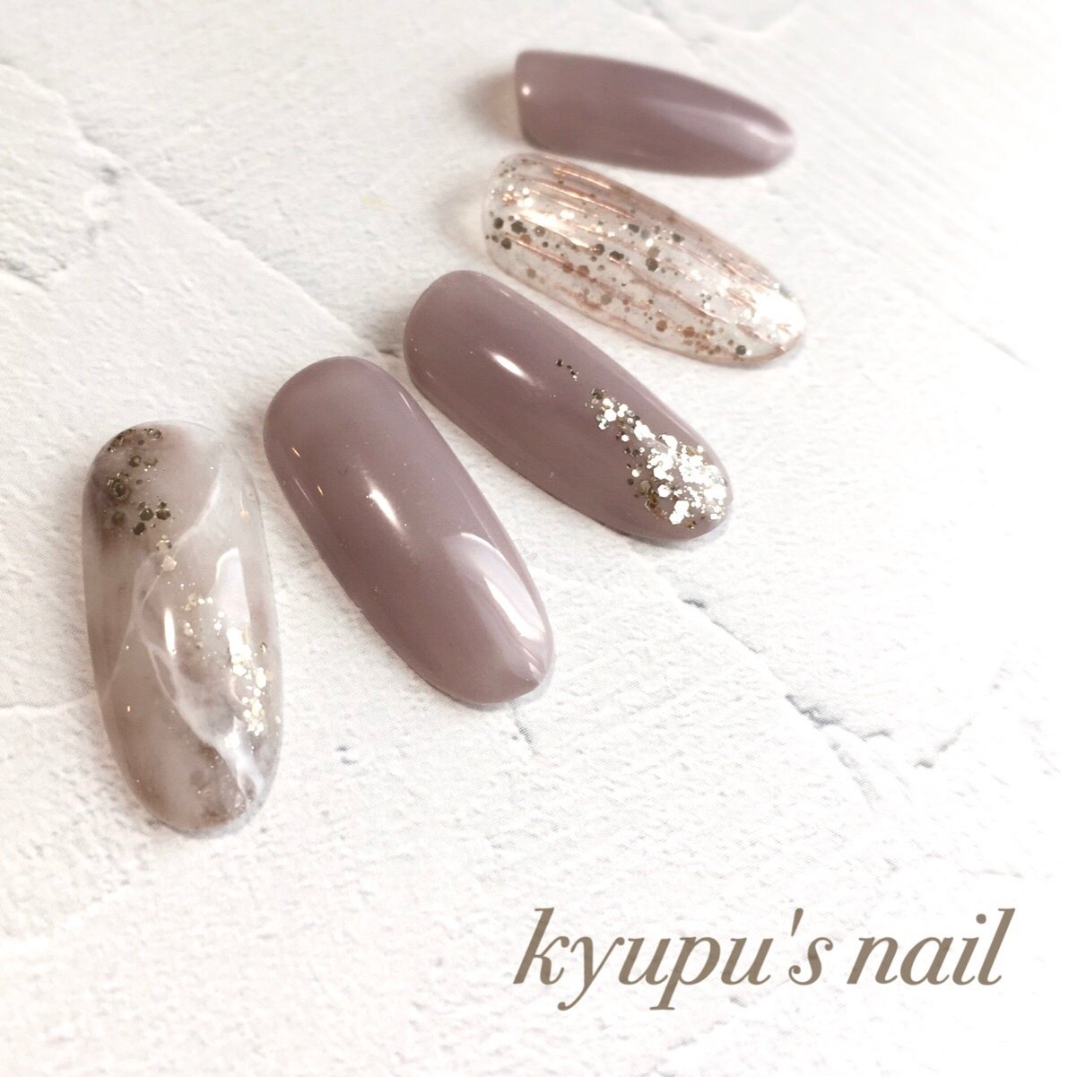 オールシーズン 大理石 ニュアンス ミラー グレージュ Kyupu S Nail キュプズネイル新川崎 神奈川県のネイル デザイン No ネイルブック