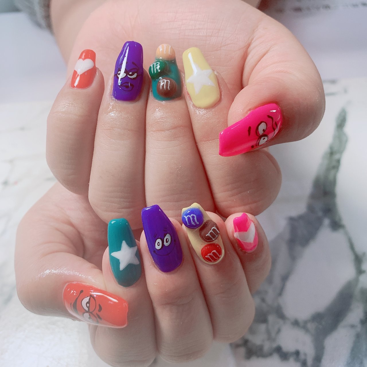 オールシーズン バレンタイン ハンド キャラクター デコ Tiara Nailのネイルデザイン No ネイルブック