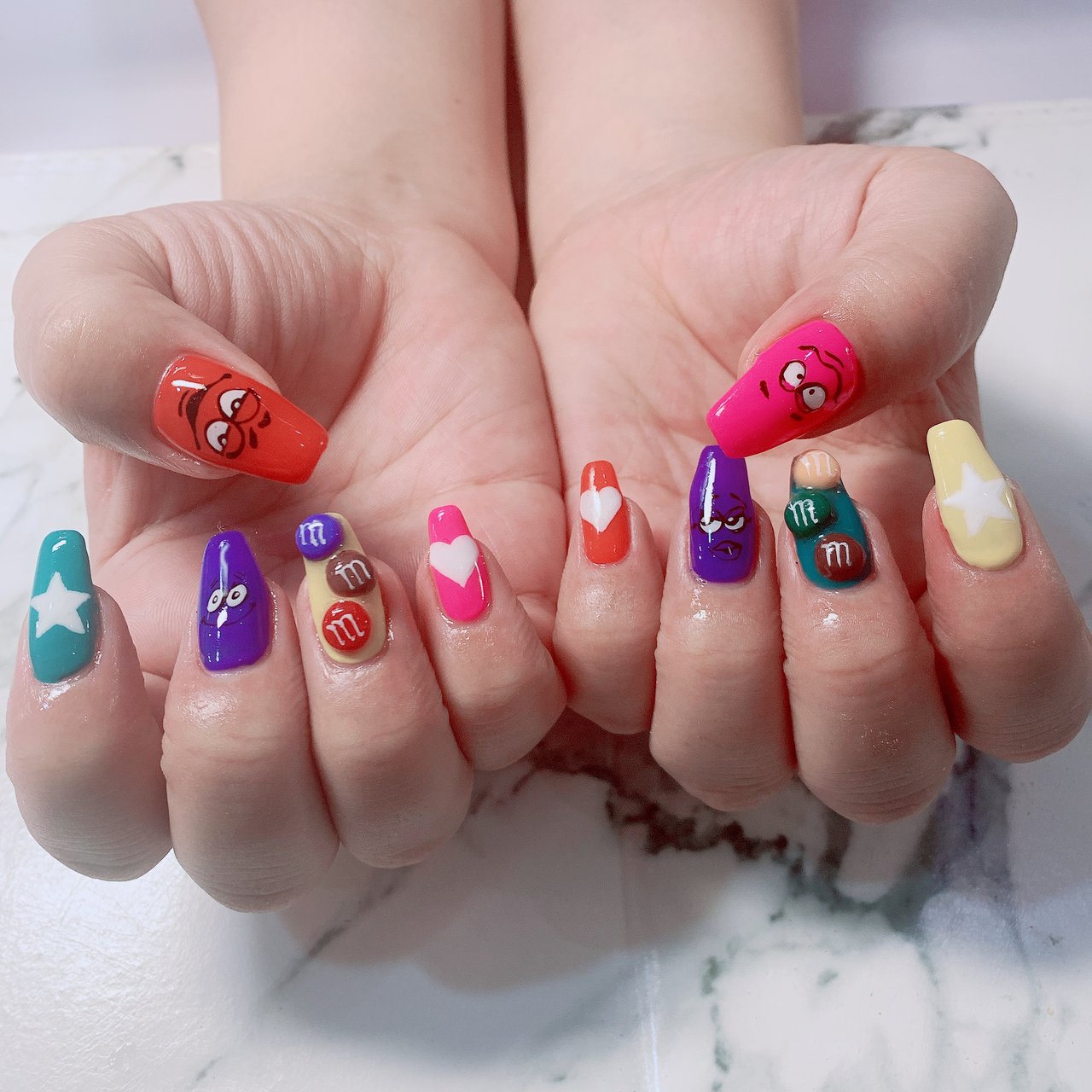 オールシーズン バレンタイン ハンド キャラクター デコ Tiara Nailのネイルデザイン No ネイルブック