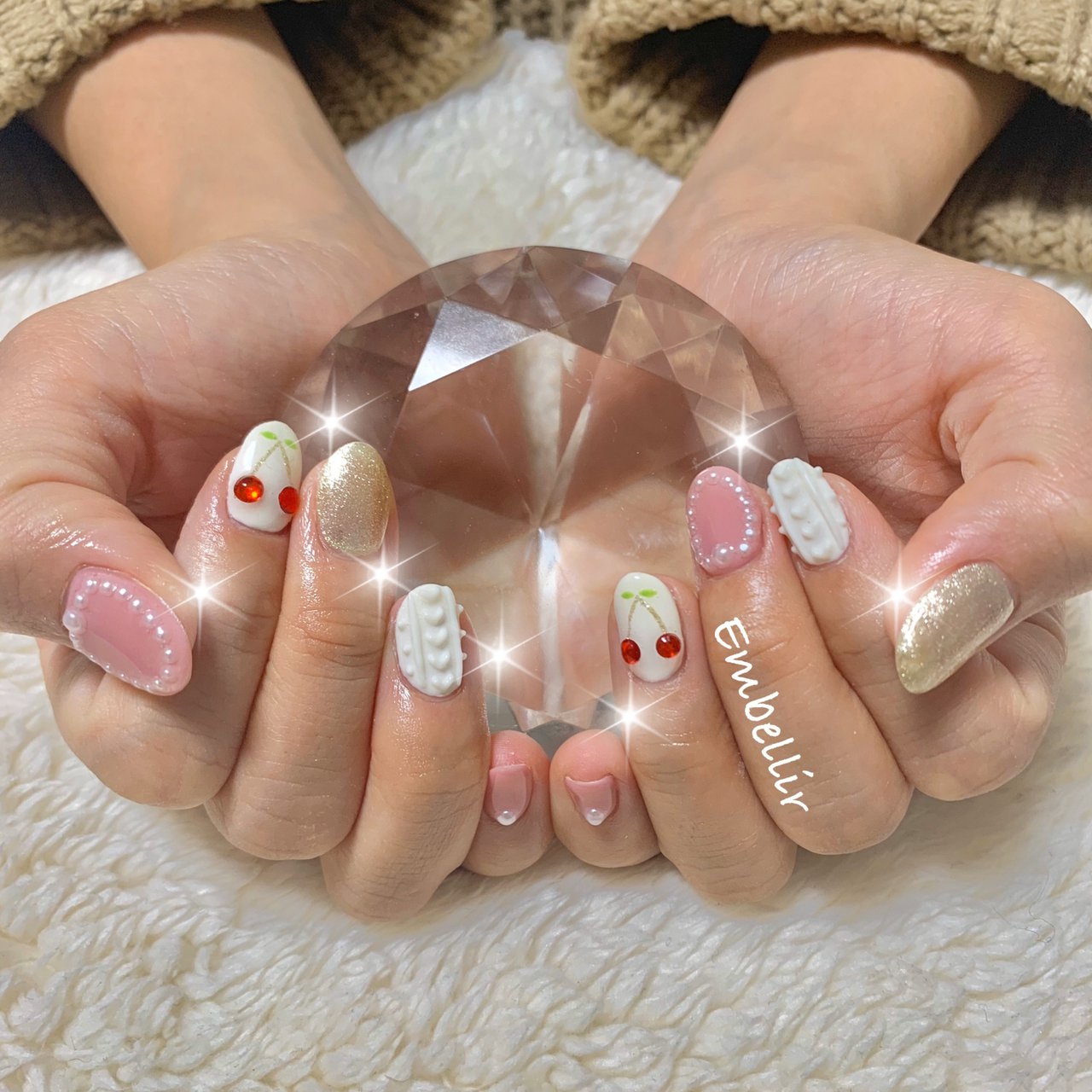 冬 ハンド ニット ミディアム ホワイト Nozomi Embellir のネイルデザイン No ネイルブック