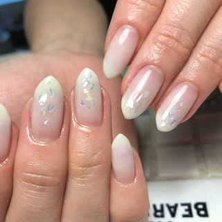 シェル 貝殻 白グラデーションのネイルデザイン ネイルブック