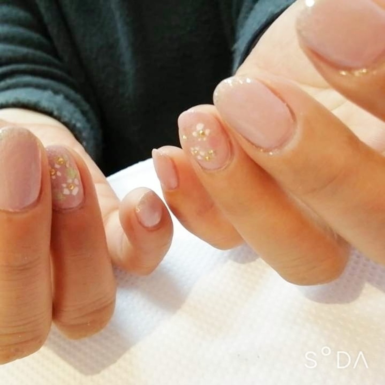 春 バレンタイン 卒業式 ハンド ラメ Nail Salon Calypso2のネイルデザイン No ネイルブック