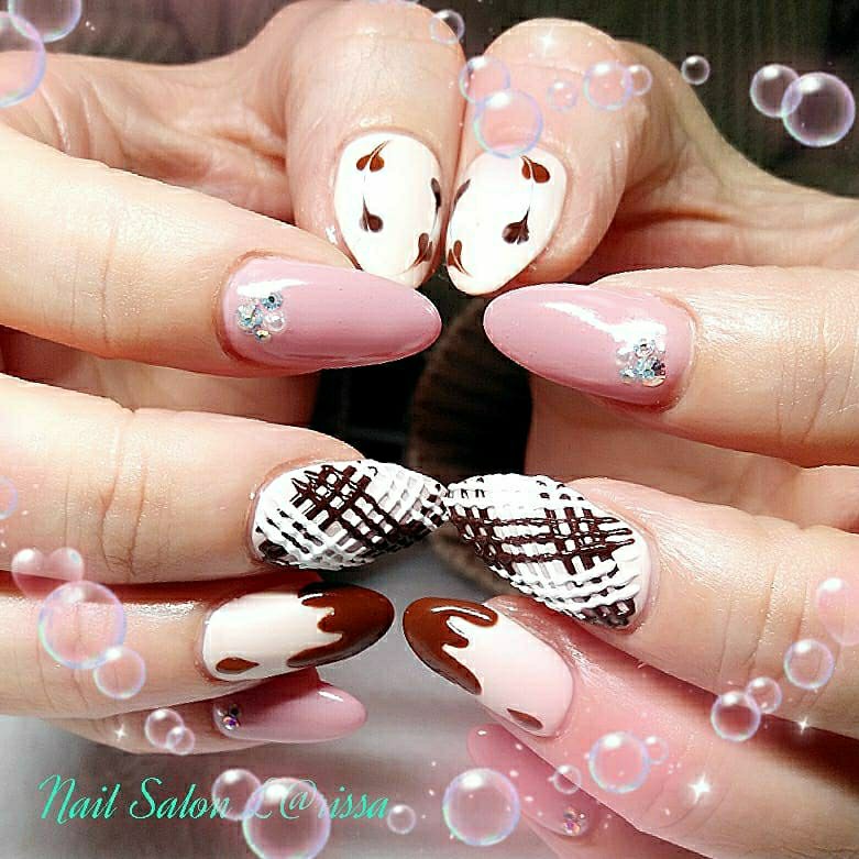 バレンタイン ハンド 変形フレンチ ベージュ ピンク Larissaのネイルデザイン No ネイルブック