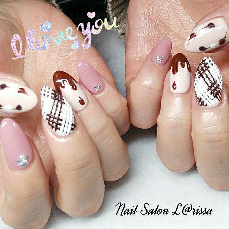 バレンタイン ハンド 変形フレンチ ベージュ ピンク Larissaのネイルデザイン No ネイルブック