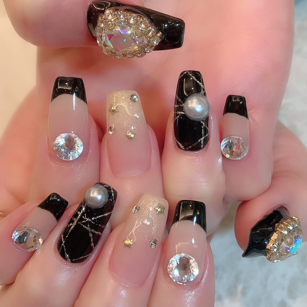 オールシーズン ハンド フレンチ ビジュー ミディアム Nailsalondecorのネイルデザイン No ネイルブック