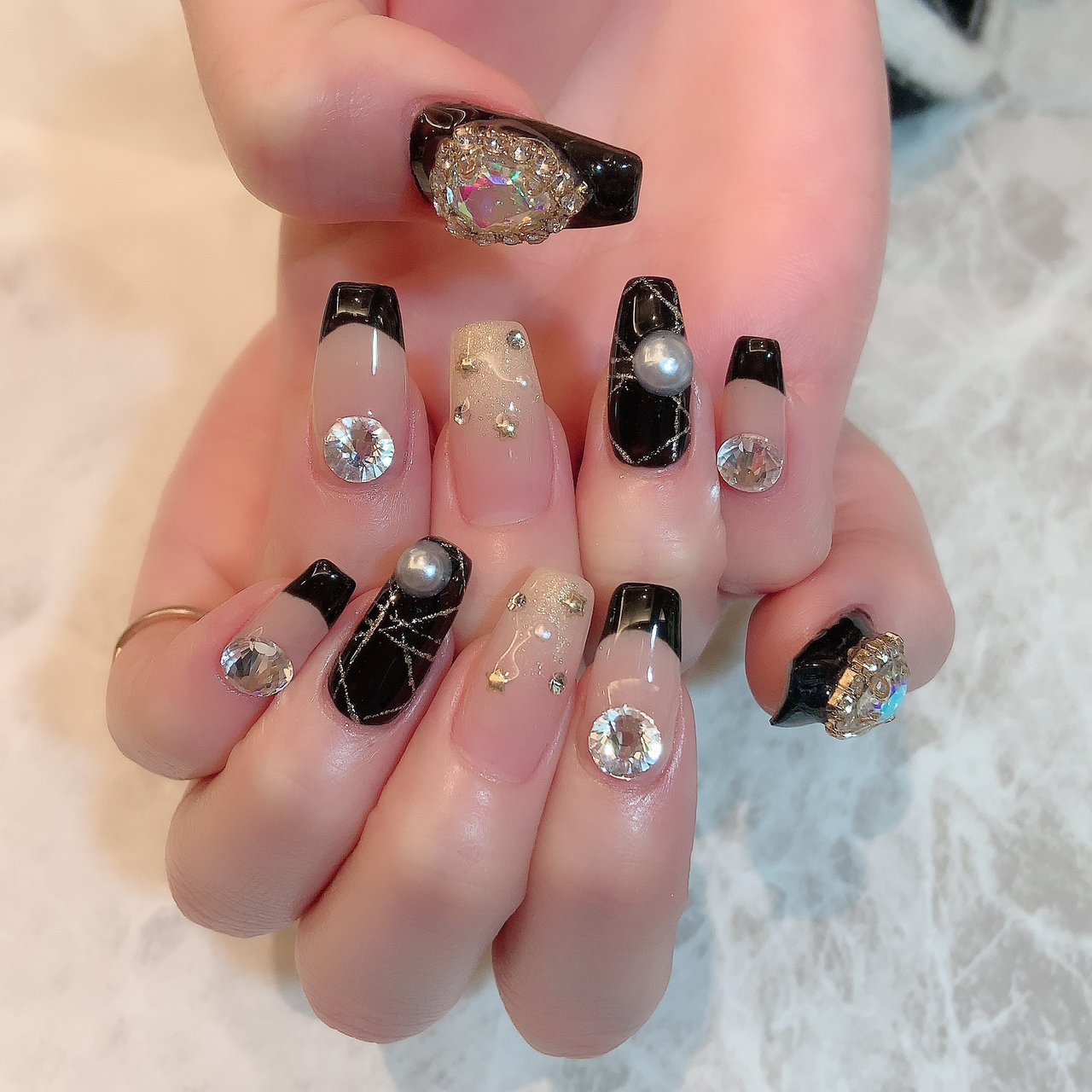 オールシーズン ハンド フレンチ ビジュー ミディアム Nailsalondecorのネイルデザイン No ネイルブック