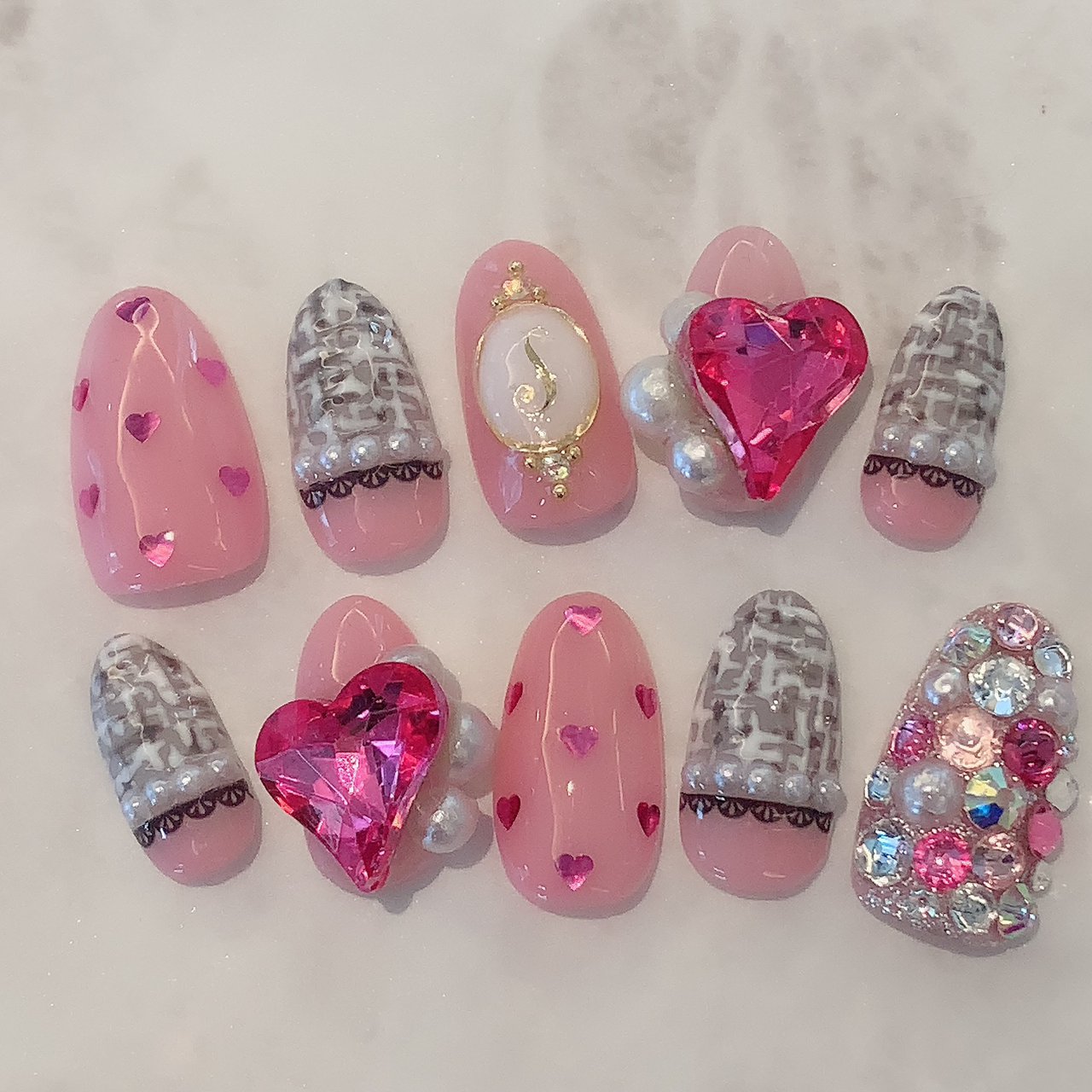 冬 オールシーズン ハンド ビジュー ハート Nailsalondecorのネイルデザイン No ネイルブック