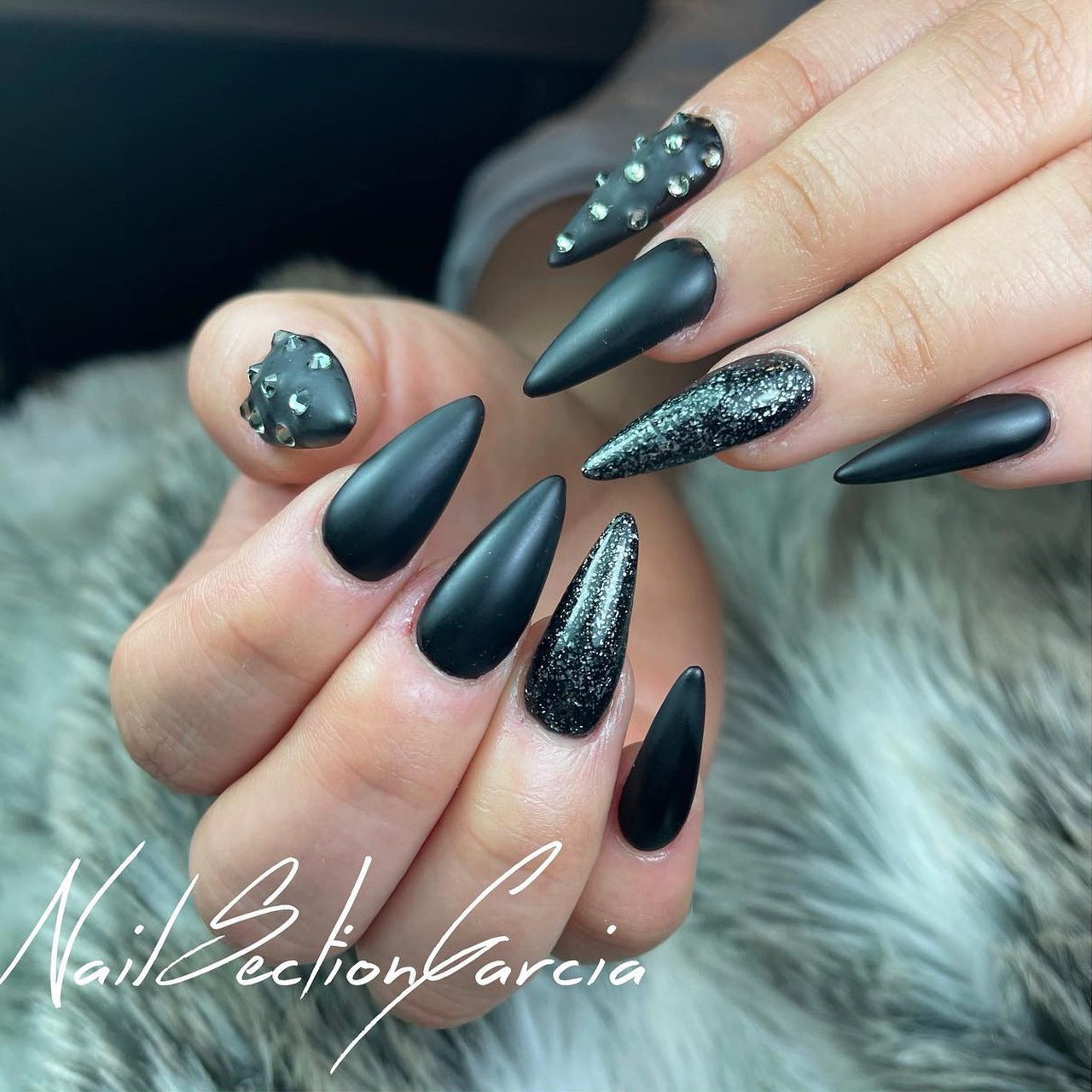 ハンド シンプル ワンカラー ミディアム ブラック Nailsectiongarciaのネイルデザイン No ネイルブック