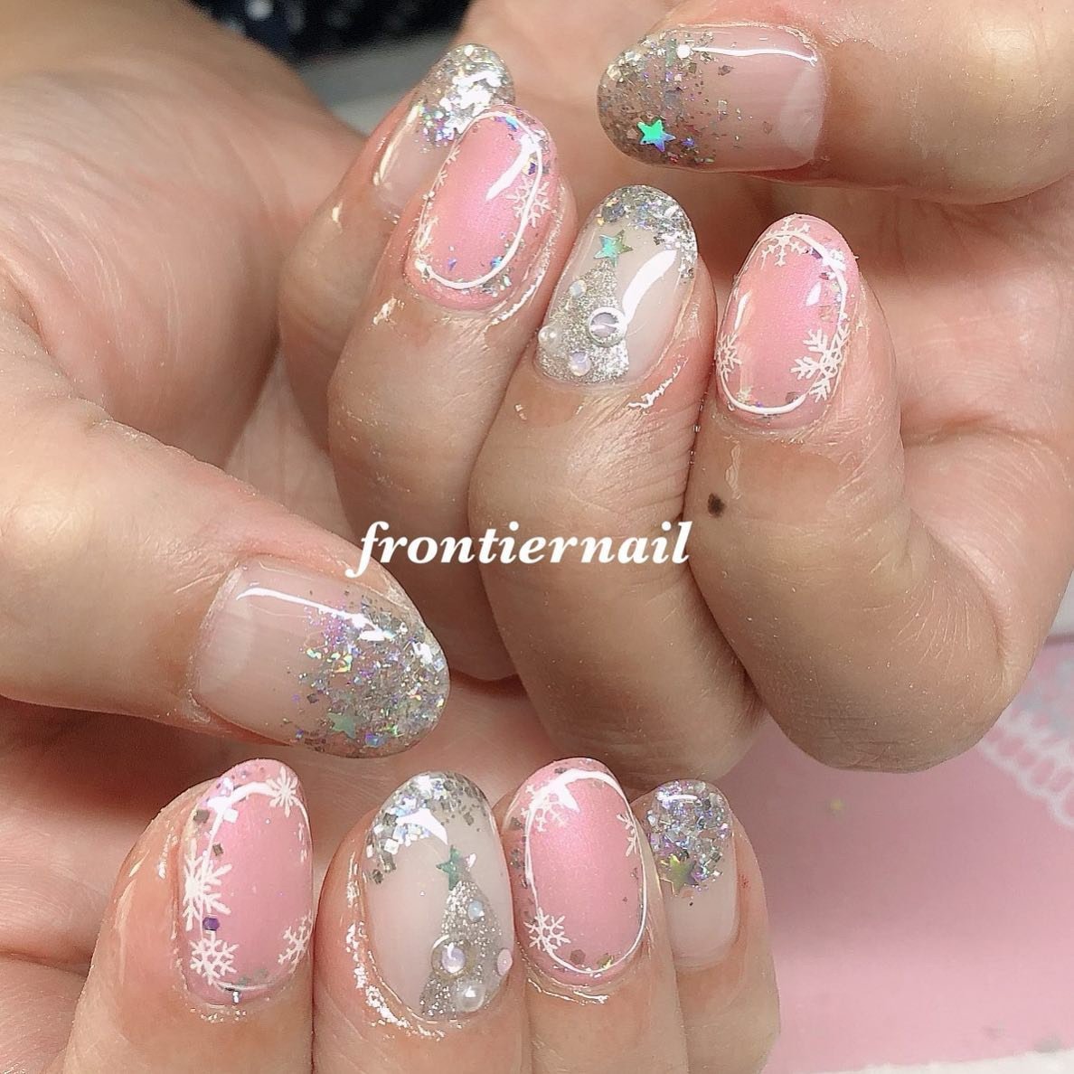 冬 オールシーズン ハンド ラメ ビジュー Frontiernail 渋谷美香のネイルデザイン No ネイルブック