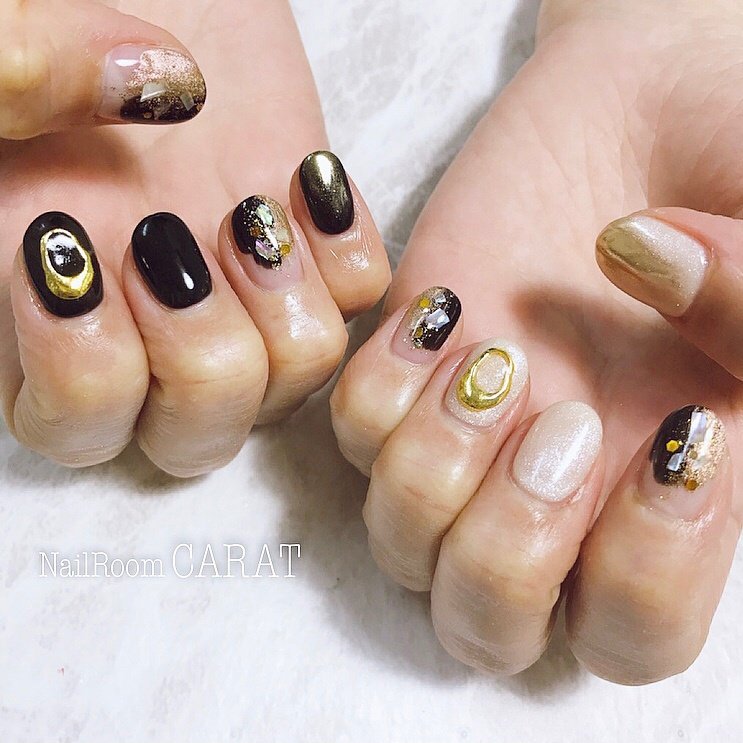 オールシーズン ハンド ホワイト ブラック ゴールド Nailroom Caratのネイルデザイン No ネイルブック