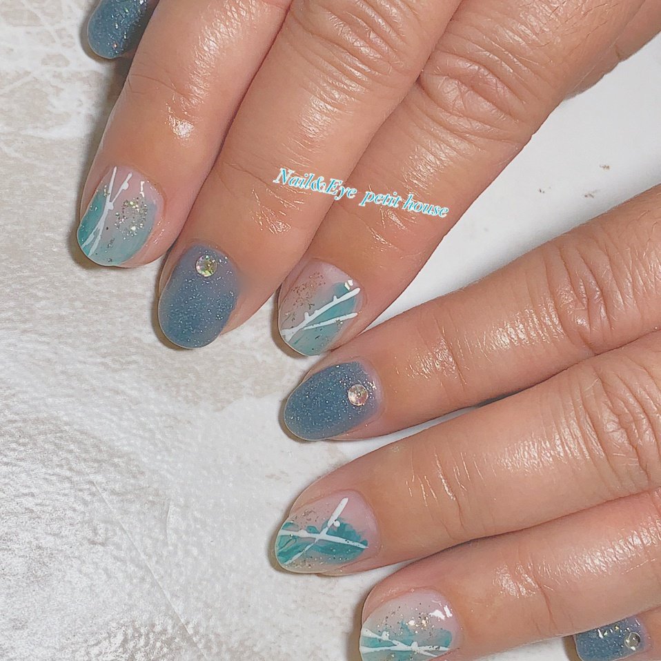 オールシーズン ハンド ホワイト ブルー ジェル Nail Eye Petit Houseのネイルデザイン No ネイルブック