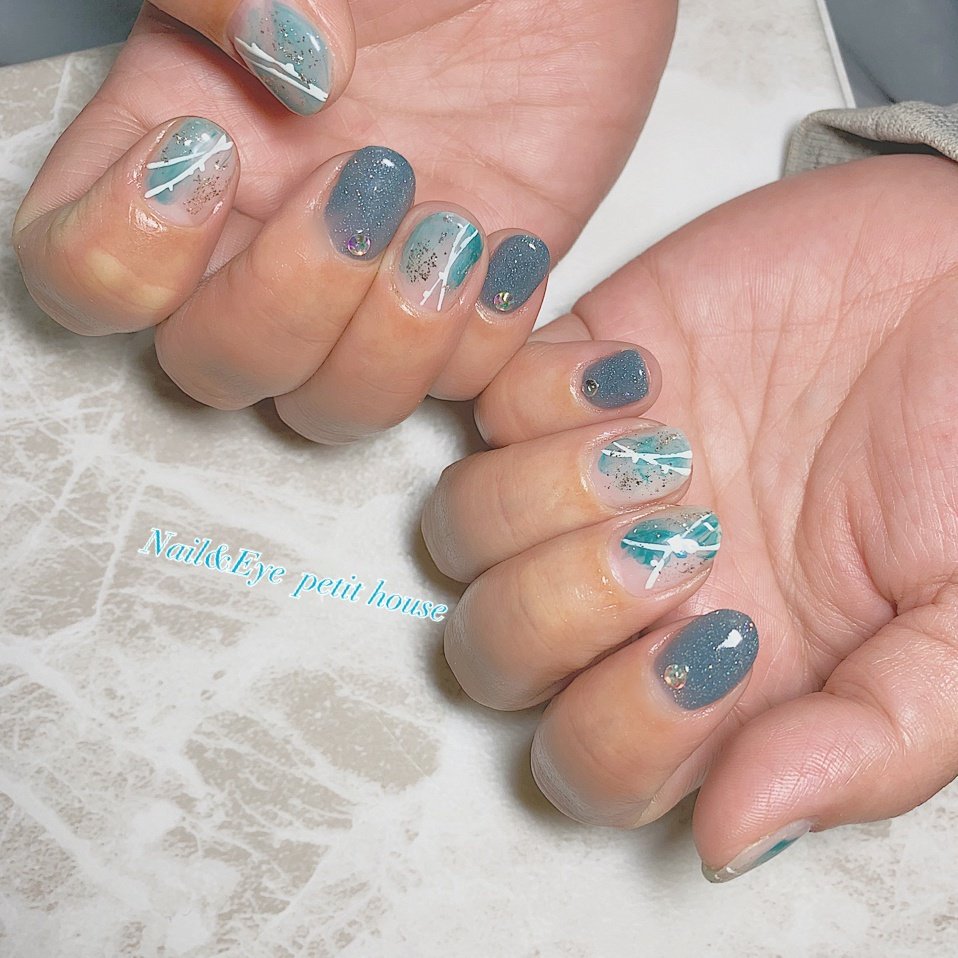 オールシーズン ハンド ホワイト ブルー ジェル Nail Eye Petit Houseのネイルデザイン No ネイルブック