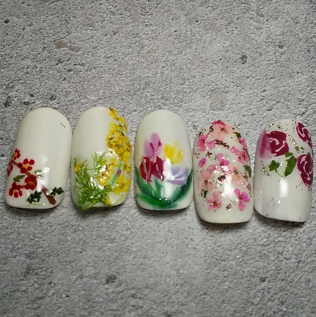 春 フラワー ボタニカル 押し花 ホワイト S Nailのネイルデザイン No ネイルブック