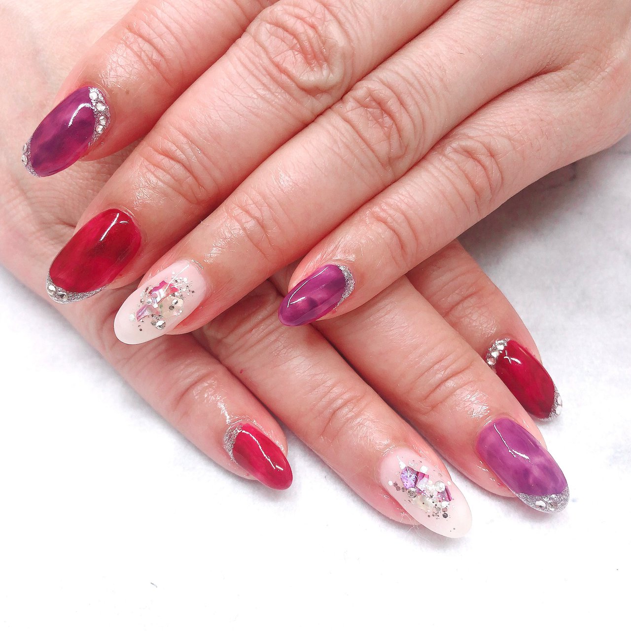 ホワイト レッド パープル Crystal R Nail Salon のネイルデザイン No ネイルブック