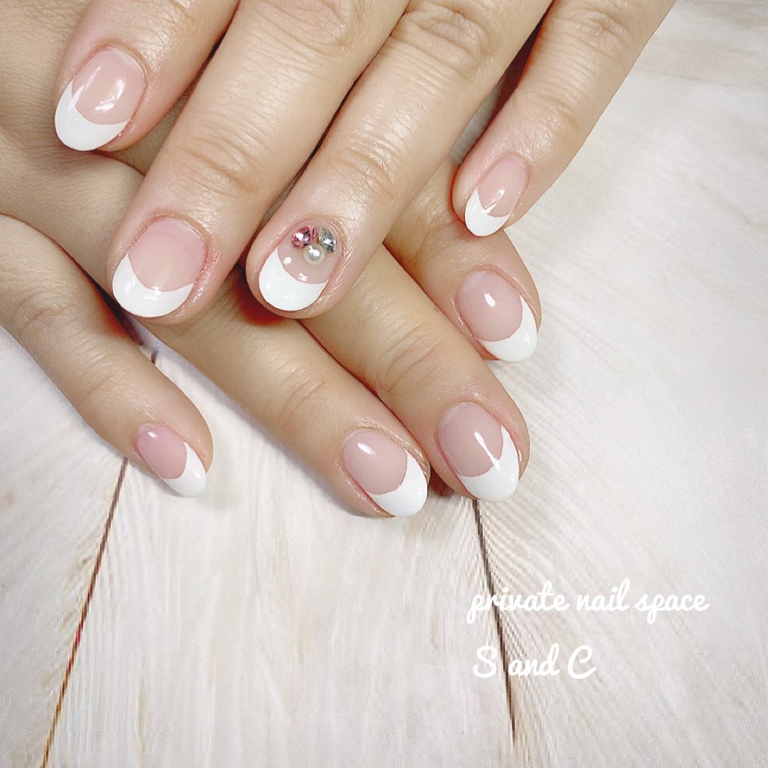 オールシーズン ハンド フレンチ ビジュー ショート Private Nail Space S And Cのネイルデザイン No ネイルブック