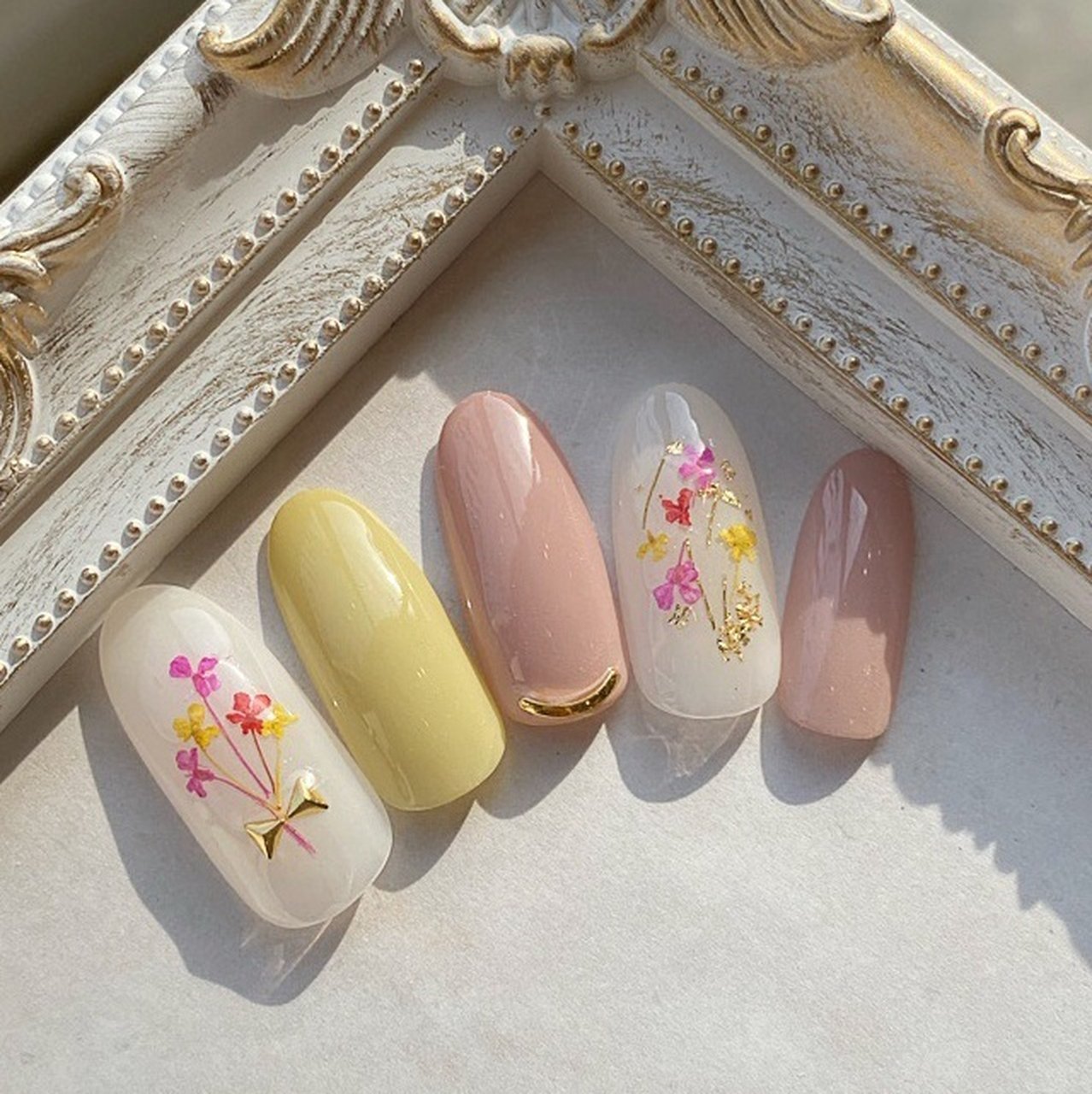 春 オールシーズン ハンド シンプル フラワー Mami Private Nail Salon Fika のネイルデザイン No ネイルブック