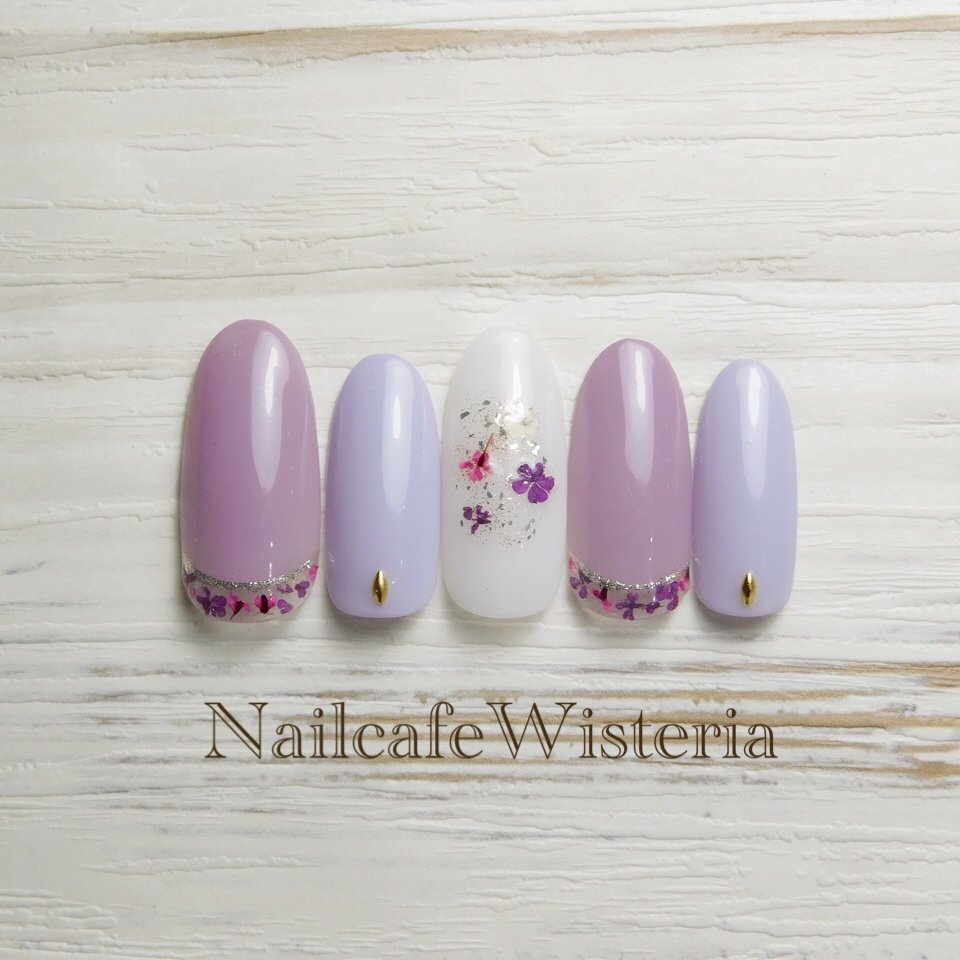 シンプル 変形フレンチ ラメ フラワー 押し花 Nailcafewisteriaのネイルデザイン No ネイルブック