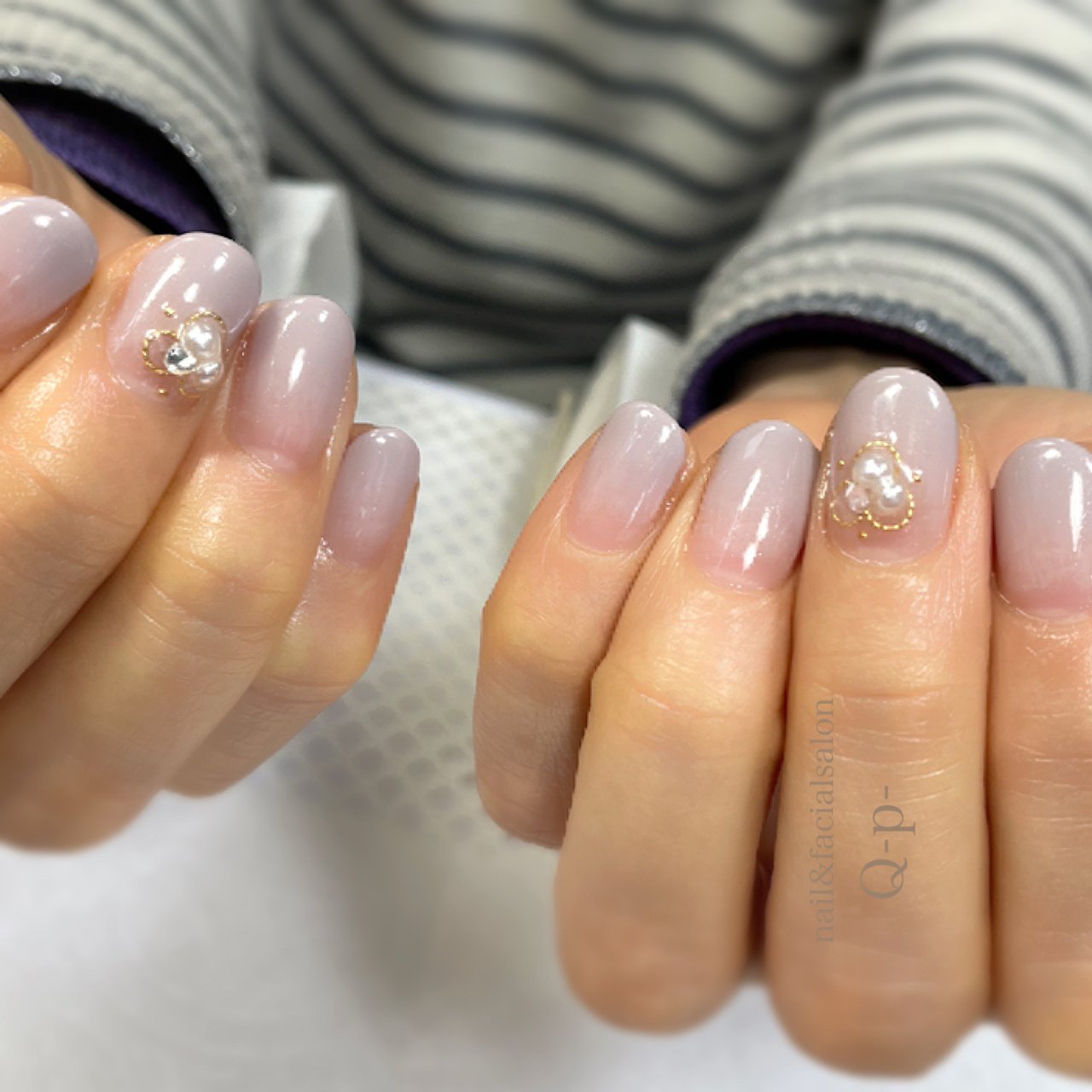 オールシーズン ハンド グラデーション ビジュー グレージュ Nailsalonq P のネイルデザイン No ネイルブック