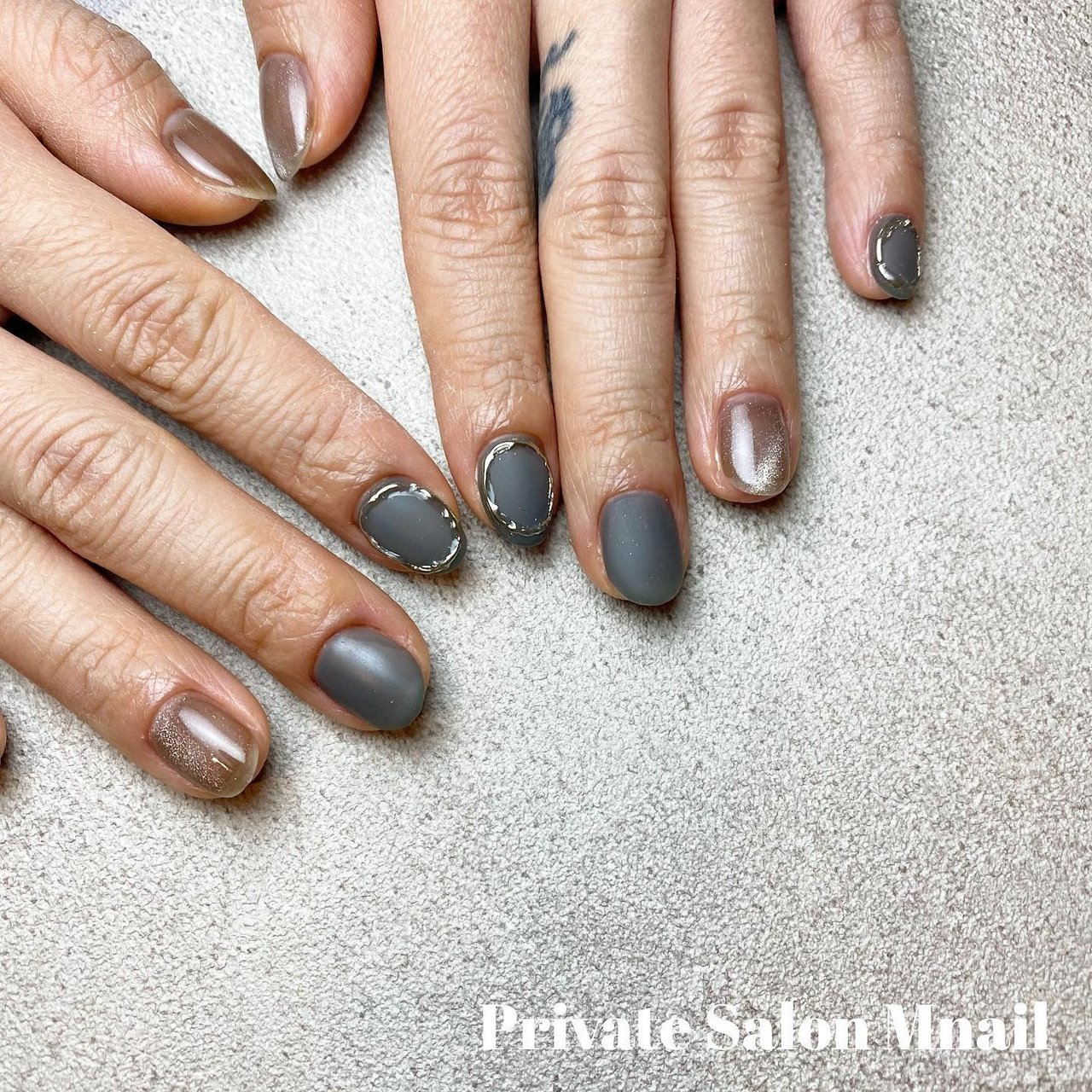 オールシーズン ハンド ミディアム ブラウン グレー エムネイルのネイルデザイン No ネイルブック