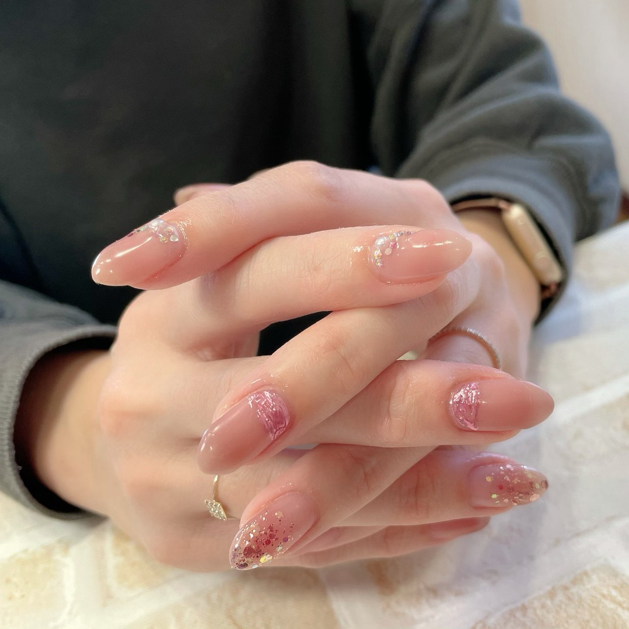 オールシーズン グラデーション ホログラム ピンク グレージュ Ateのネイルデザイン No ネイルブック