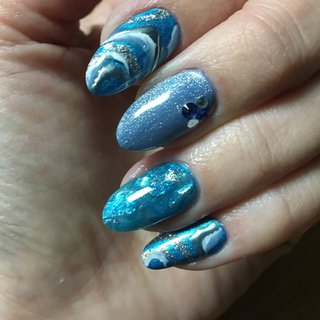 右手の人差し指と左手の薬指の組み合わせがよかったなぁのネイルデザイン ネイルブック