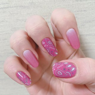 #ペイズリーネイル #ペイズリー #グラデーション #グラデーションネイル #ダイソー #ジェルネイルシール #貼るだけ #簡単 #セルフネイル #セルフネイラー #グラデーション #アンティーク #ホワイト #ピンク #セルフネイル #‪ஐ‬moconail‪ஐ‬ #ネイルブック