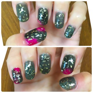 point color&gold flake nail ポイントカラーのliqueur nailベリー（cando）をポイントをおきたいところに点置きし広げる
その他の部分をポイントカラー部分をよけながらliqueur nail3藍鉄色（cando）で塗る
ポイントカラーが乾く前に塗り始めると馴染みがよかったです
ポイントカラーがない指はワンカラー塗り
×2（全て2度塗り）
乾いたらNAIL HOLICパーティーフレークGD027をフレークが満遍なく広がるようにぬる
トップコート×2かけ完成
#ハンド #ミディアム #ラメ #ゴールド #セルフネイル #セルフ #グレー #藍鉄色 #フレーク #ポイントカラー #プチプラ #簡単 #秋 #冬 #マニキュア #秋 #冬 #パーティー #ハンド #ラメ #ワンカラー #ミディアム #レッド #ネイビー #ゴールド #マニキュア #セルフネイル #10305 #ネイルブック