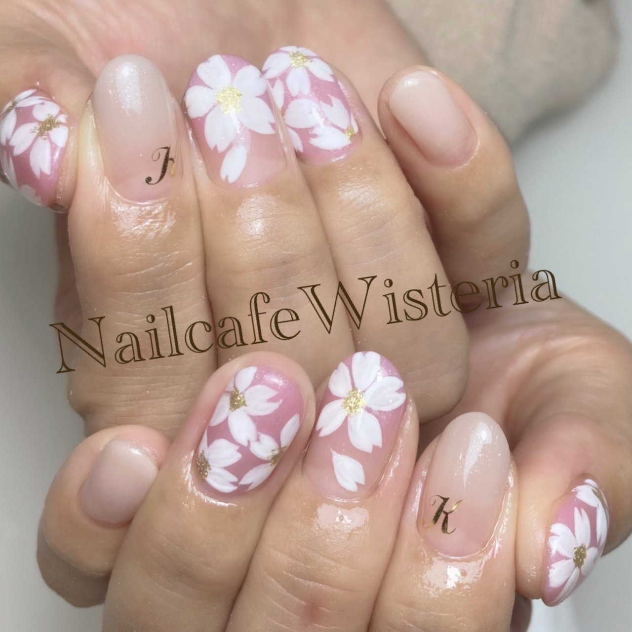 グラデーション ラメ フラワー イニシャル ホワイト Nailcafewisteriaのネイルデザイン No ネイルブック