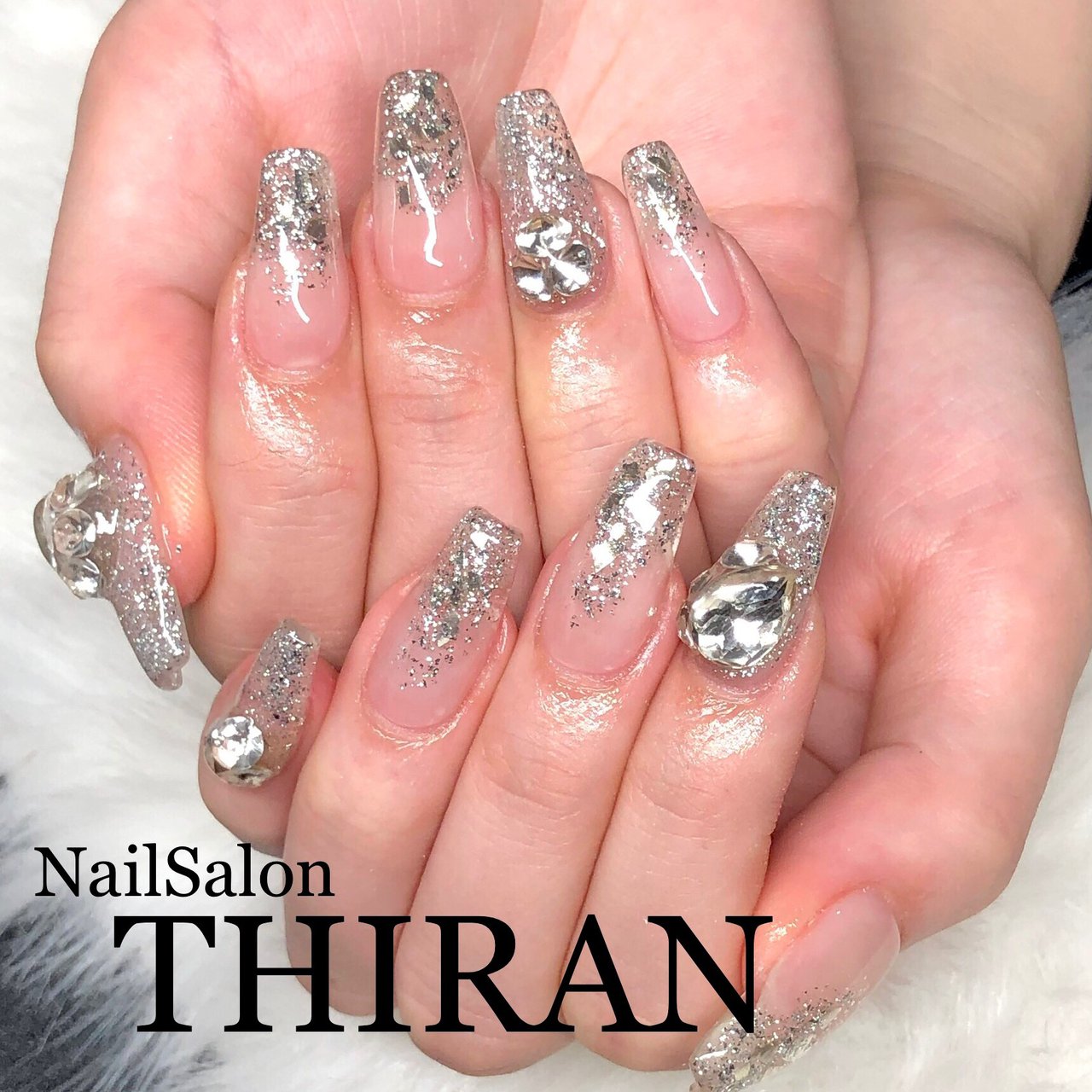 オールシーズン ハンド シンプル グラデーション ビジュー Nailsalon Thiranのネイルデザイン No ネイルブック