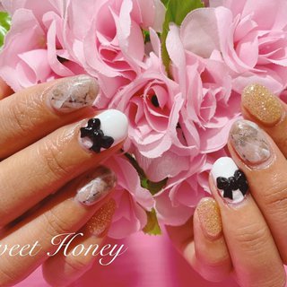 甘辛×大理石ネイル💍💎 ニュアンス系と可愛いリボン🎀
久々の当サロンのモチーフのリボンが入れられてテンション上がってます笑

#ニュアンスネイル #ニュアンスネイルデザイン #甘辛ネイル #甘辛 #大理石ネイル #創作ネイル #ネイルモデル #モカ #モカグレージュ #愛知県 #豊田市 #みよし市 #知立市 #豊明市 #日進市 #東郷町 #キャバ嬢 #風俗嬢 #夜職 #リボン #グリッターネイル #キラキラネイル #深夜営業 #深夜営業ネイルサロン #プライベートサロン #自宅サロン #秋冬ネイル #秋ネイル #冬ネイル #ゴールド #秋 #冬 #オールシーズン #ハンド #ホログラム #ラメ #大理石 #リボン #ミディアム #ホワイト #グレージュ #ゴールド #ジェルネイル #お客様 #🐰🎀♡ʾʾ #ネイルブック