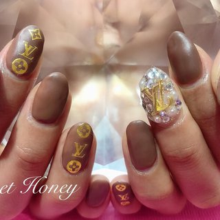 ヴィトンネイル💅💎✨マット 上品だけど派手で
ヴィトンのロゴが光ってる♥

#派手ネイル #ブランド #ブランドネイル #ヴィトン #ルイヴィトン #LV #マットネイル #プライベートサロン #自宅サロン #グリッターネイル #キラキラネイル #愛知県 #豊田市 #みよし市 #知立市 #豊明市 #知立市 #東郷町 #夜職 #風俗嬢 #キャバ嬢 #深夜営業 #深夜営業ネイルサロン #ジェルネイル #ジェルネイルデザイン #秋 #冬 #オールシーズン #女子会 #ハンド #ビジュー #ワンカラー #ブランド柄 #マット #ミディアム #ブラウン #シルバー #ジェルネイル #お客様 #🐰🎀♡ʾʾ #ネイルブック