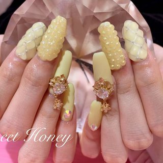 マットイエロー💎派手ネイル 
パステルの可愛い黄色とキルティング、
マット、可愛いネイルピアスをつけました♡

成人式楽しんできてくださいね😍

#派手ネイル #成人式ネイル #マットネイル #ギャルネイル #パステルカラー #キルティングネイル #スカルプネイル #スカルプ #スカルプチュア #オールシーズンネイル #ブライダルネイル #結婚式ネイル #イエローネイル #豊田市 #愛知県 #豊明市 #東郷町 #日進市 #知立市 #みよし市 #深夜営業 #深夜営業ネイルサロン #風俗嬢 #ガールズバー #キャバ嬢 #夜職 #自宅サロン #プライベートサロン #オールシーズン #成人式 #ハンド #ビジュー #3D #たらしこみ #マット #スーパーロング #イエロー #ジェルネイル #お客様 #🐰🎀♡ʾʾ #ネイルブック