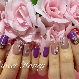 ワンポイント✨ツイードネイル💅💗 部分部分のツイードと
ツイードのパーツを作りました^^*
長さだしなしでも全然楽しめる遊び心のツイードネイルです♪

#ツイードネイル #ツイード #秋ネイル #冬ネイル #上品ネイル #オフィスネイル #クリスマスネイル #年末年始 #年越し #スクエアネイル #パーツネイル #パープルネイル #グレージュネイル #豊田市 #愛知県 #豊明市 #東郷町 #日進市 #知立市 #みよし市 #深夜営業 #深夜営業ネイルサロン #風俗嬢 #ガールズバー #キャバ嬢 #夜職 #自宅サロン #プライベートサロン #冬 #オールシーズン #女子会 #ハンド #ビジュー #ワンカラー #チェック #3D #ツイード #ミディアム #ベージュ #パープル #グレージュ #ジェルネイル #お客様 #🐰🎀♡ʾʾ #ネイルブック
