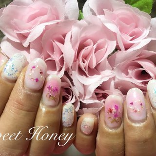 チークネイル💐押し花ネイル 
チークネイルとグリッター、押し花で冬のネイルを施術させて頂きました💕
小さなお花がとても可愛いです♡

#押し花ネイル #冬ネイル #グリッターネイル #チークネイル #ふんわりネイル #シンプルネイル #ピンクネイル #花束ネイル #豊田市 #愛知県 #日進市 #東郷町 #豊明市 #みよし市 #知立市 #風俗嬢 #キャバ嬢 #ガールズバー #夜職 #プライベートサロン #自宅サロン #深夜営業 #深夜営業ネイルサロン #春 #冬 #オールシーズン #ハンド #シンプル #ホログラム #ラメ #チーク #押し花 #ショート #ホワイト #クリア #ピンク #ジェルネイル #お客様 #🐰🎀♡ʾʾ #ネイルブック