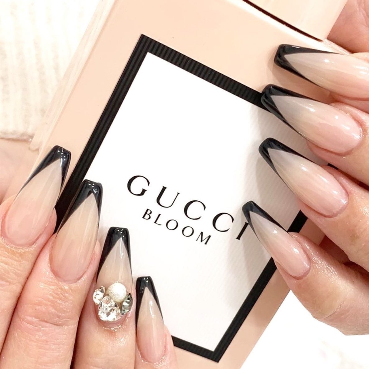 シンプル フレンチ 変形フレンチ ブラック スカルプチュア Nailsgogo Shibuya Nailsalonのネイル デザイン No ネイルブック