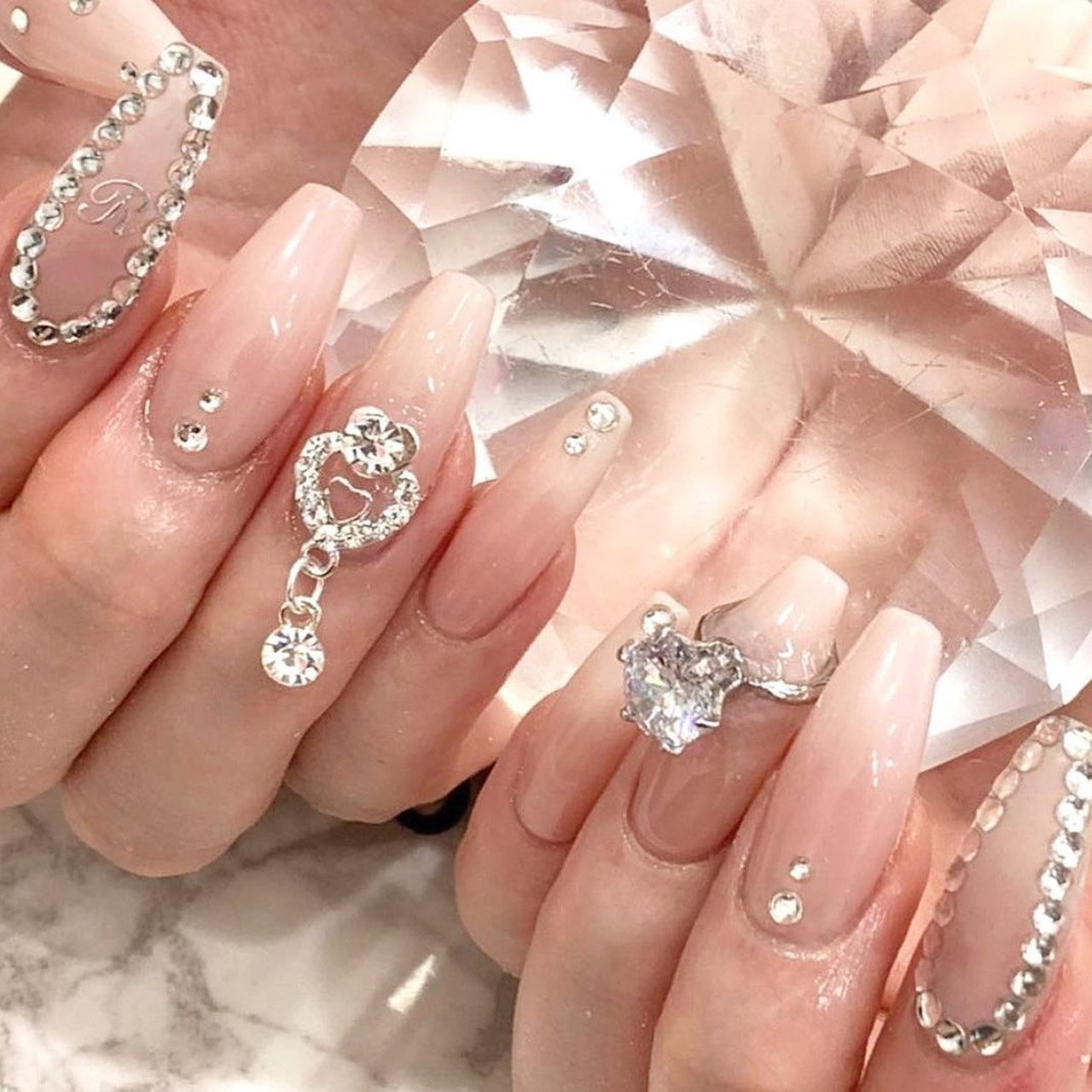 シンプル ビジュー ワンカラー スカルプチュア Nailsgogo Shibuya Nailsalonのネイルデザイン No ネイルブック