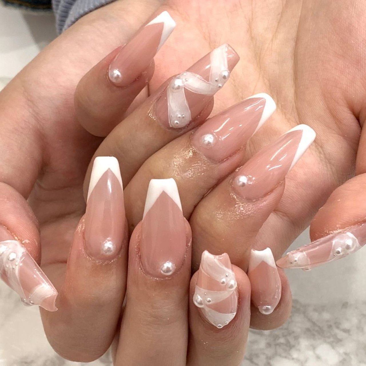 フレンチ 変形フレンチ ビジュー スカルプチュア Nailsgogo Shibuya Nailsalonのネイルデザイン No ネイルブック